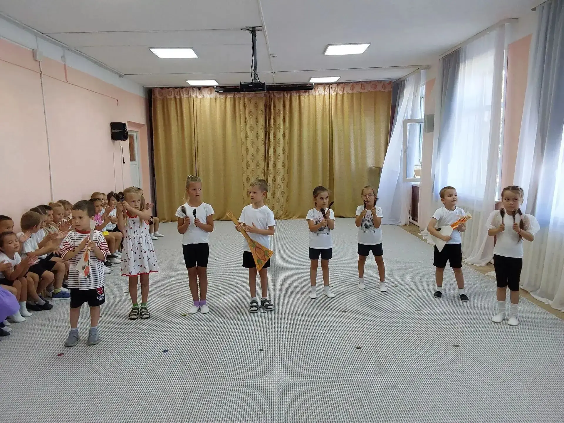 Сегодня в детском саду прошло яркое музыкальное мероприятие "Споём и спляшем вместе".