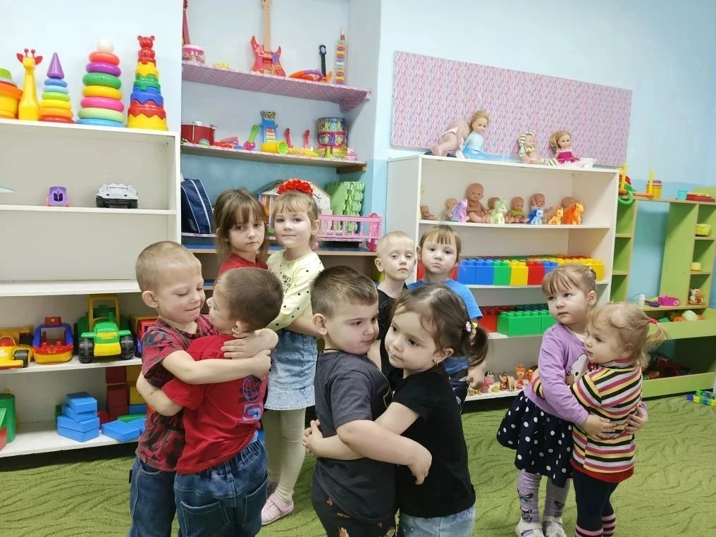 В Международный день объятий воспитатель предложила детям провести холодный январский д...