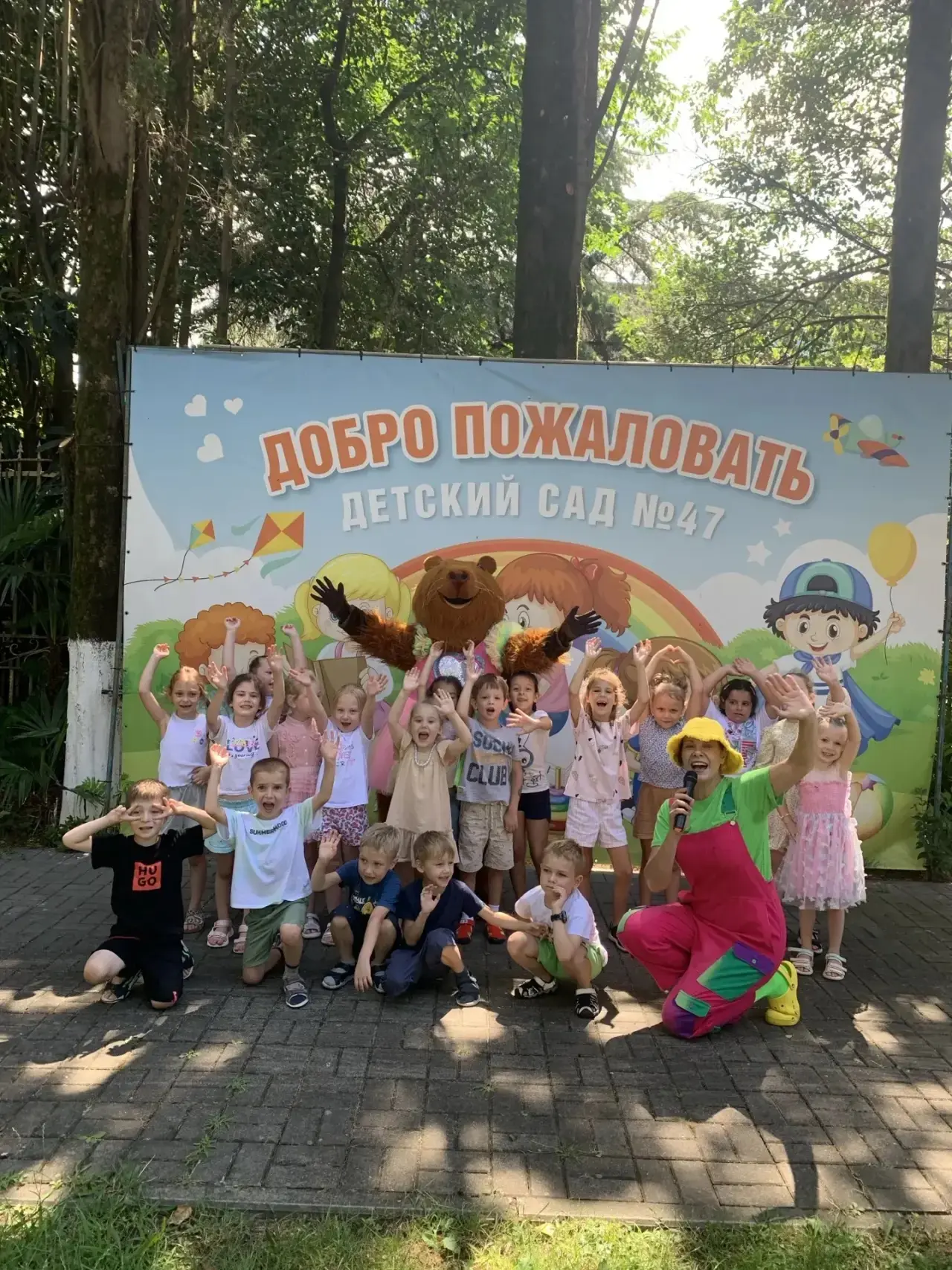Театр на стадионе, солнце, смех — и одна очень важная гостья 🌞🎭

К нам в гости приезжал театр, кот