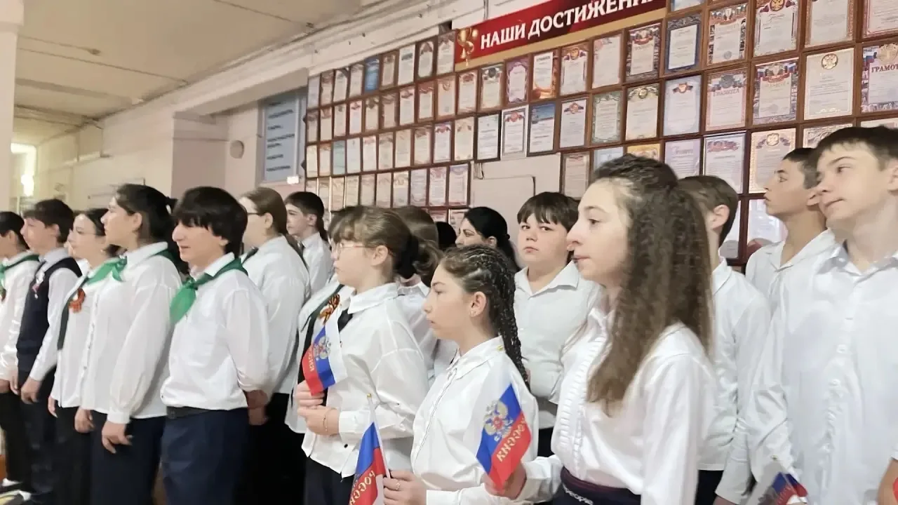 🇷🇺 Наша новая учебная неделя, как и полагается, началась с торжественной линейки. Поднятие флага и Г