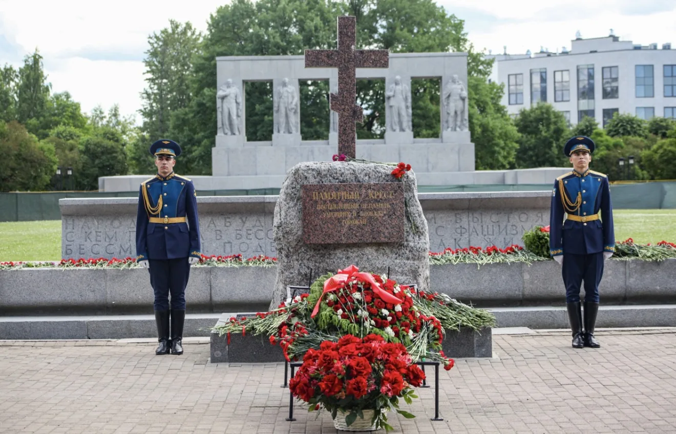 Сотрудники ГСУ СК России по городу Санкт-Петербургу возложили цветы к монументам и памятникам в разн