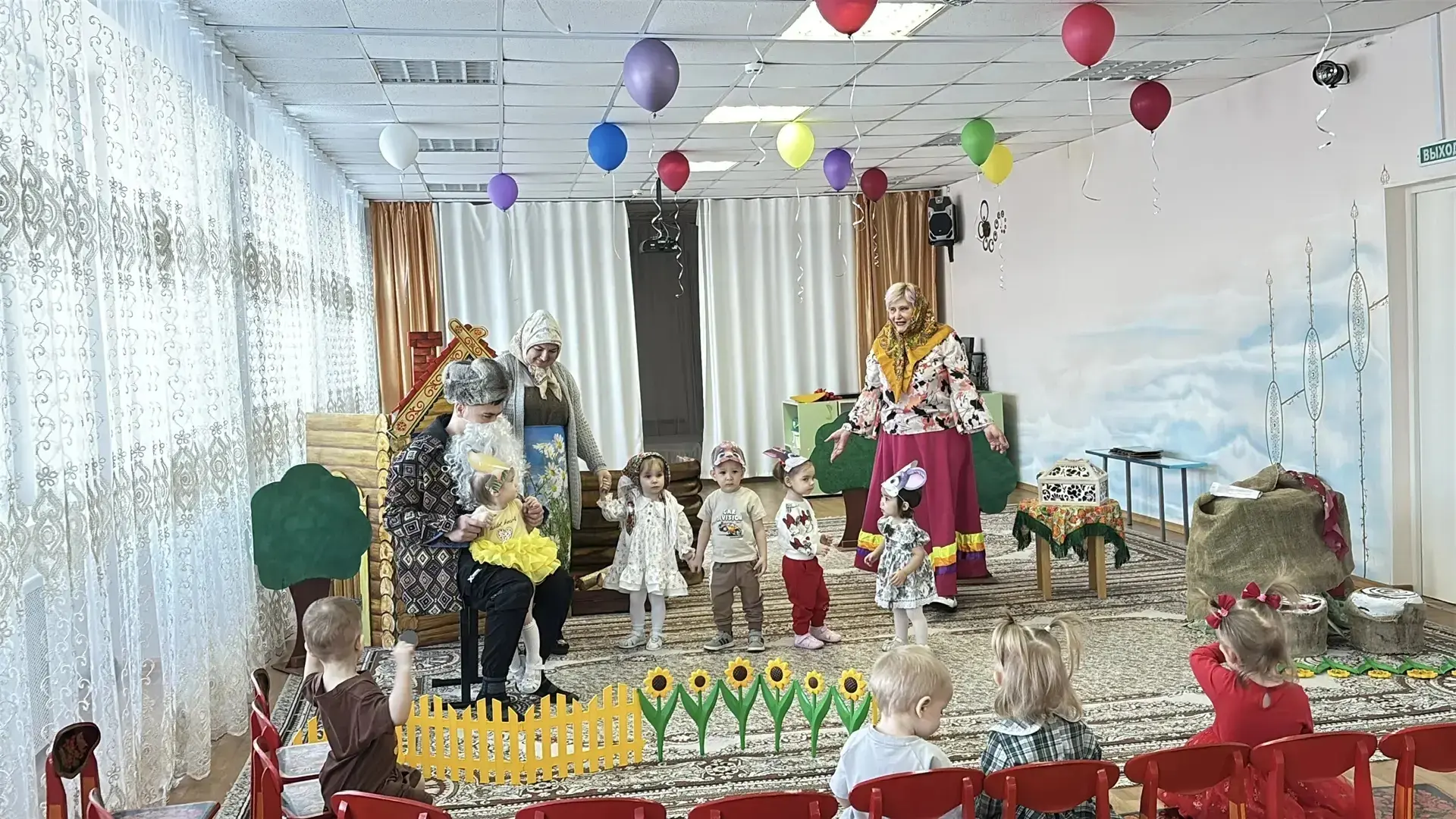 Сегодня состоялось ещё одно представление - наши милые маленькие "Ладушки"  совместно с...
