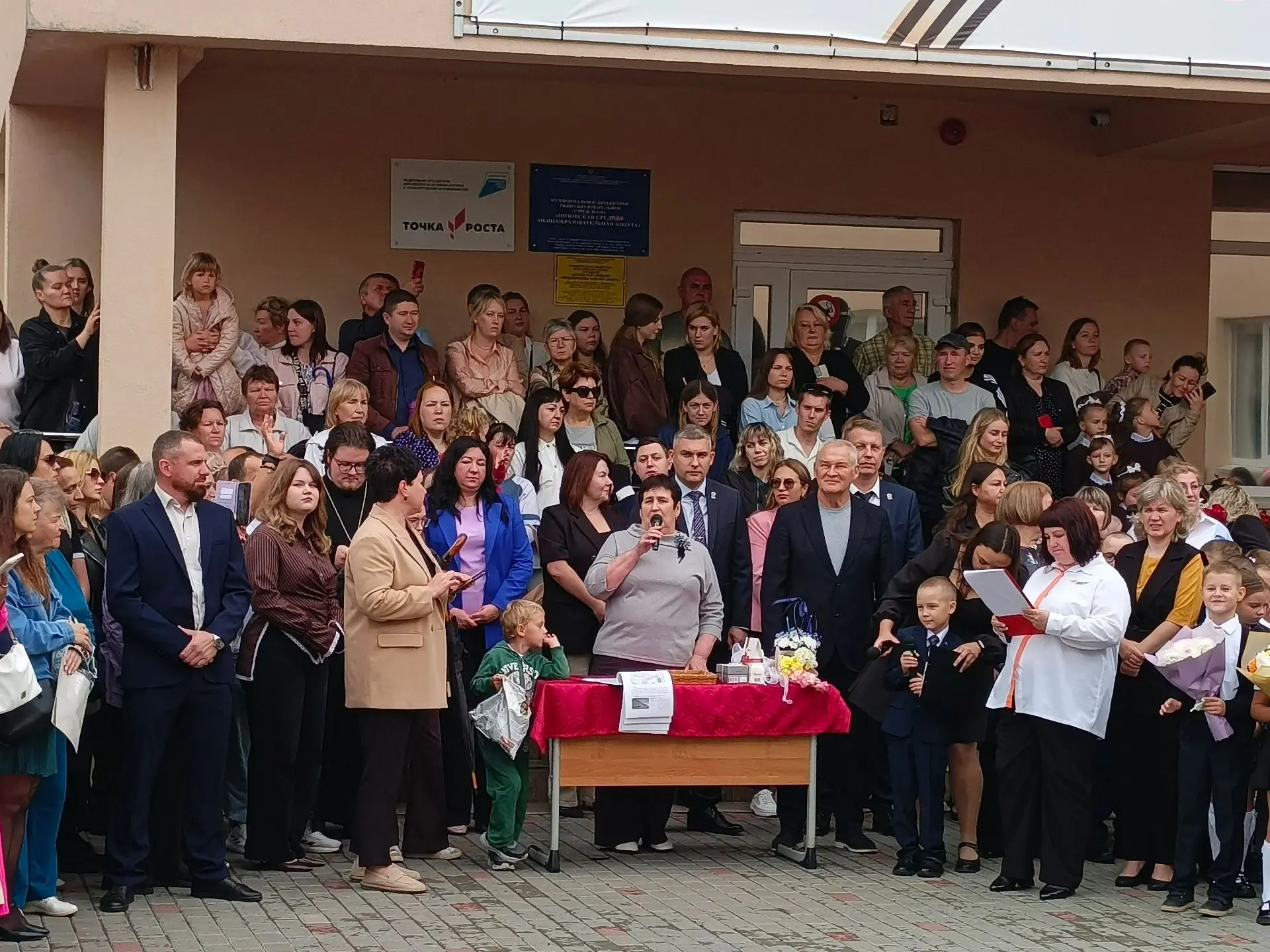 Сегодня наш школьный двор снова наполнился музыкой, цветами и счастливыми улыбками. Сос...