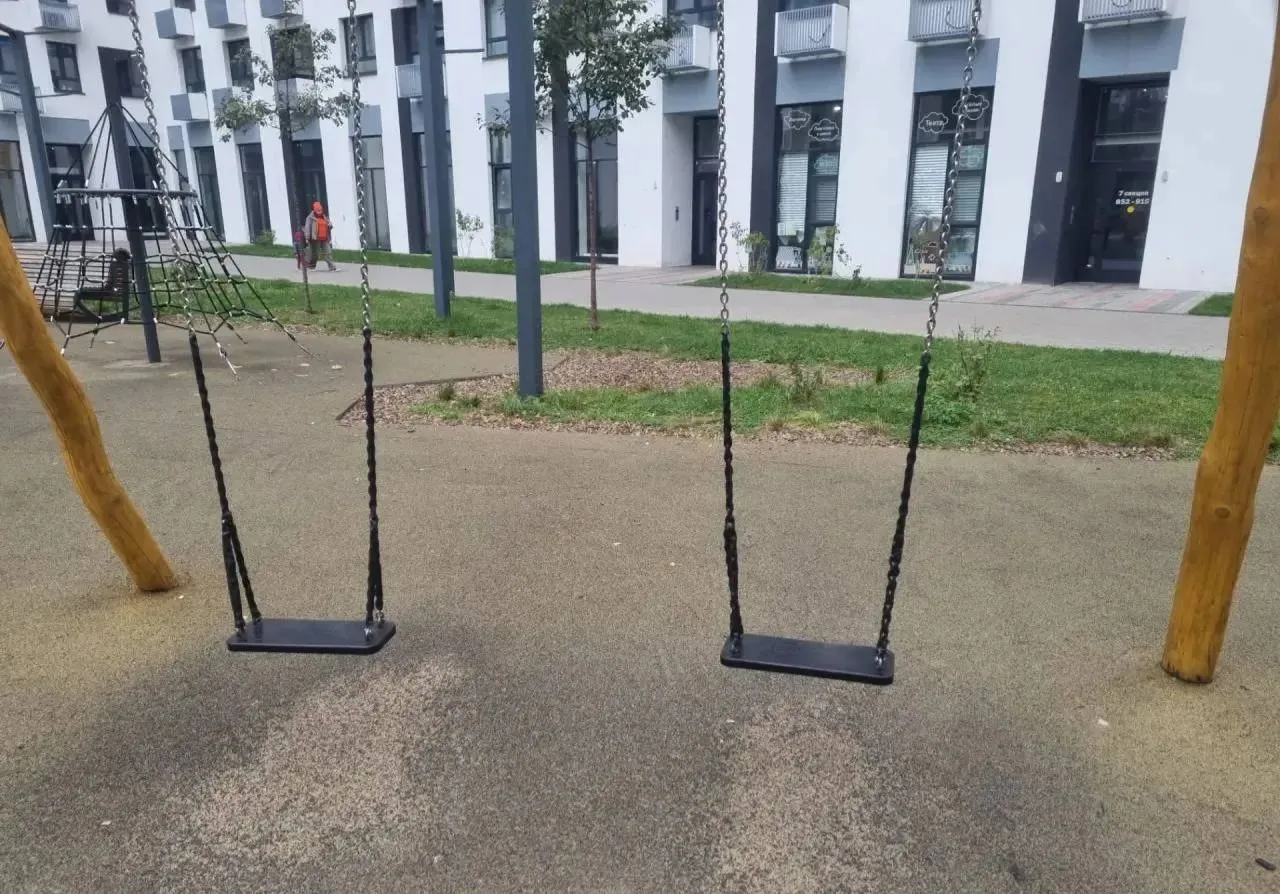 Качели починили для деток, можно кататься)