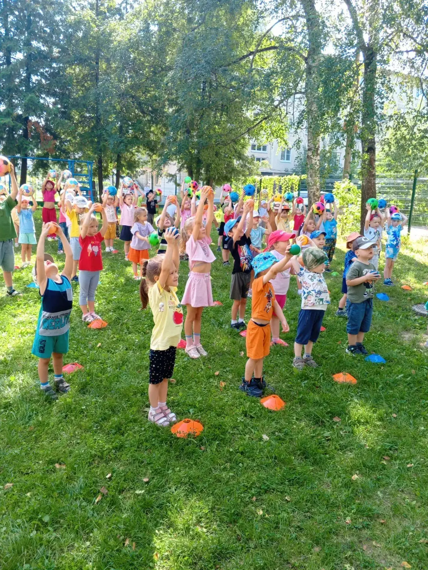 Сегодня,7 августа, в нашем детском саду "Золотая рыбка"🐠 прошел яркий весёлый День физ...