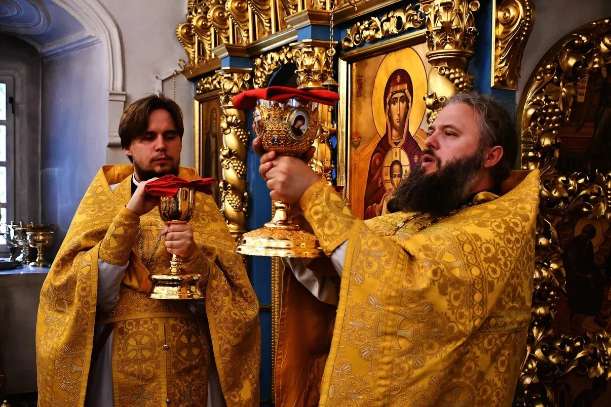 Вся благодать, идущая от Бога через святой Крест, святые иконы, святую воду, мощи, освя...