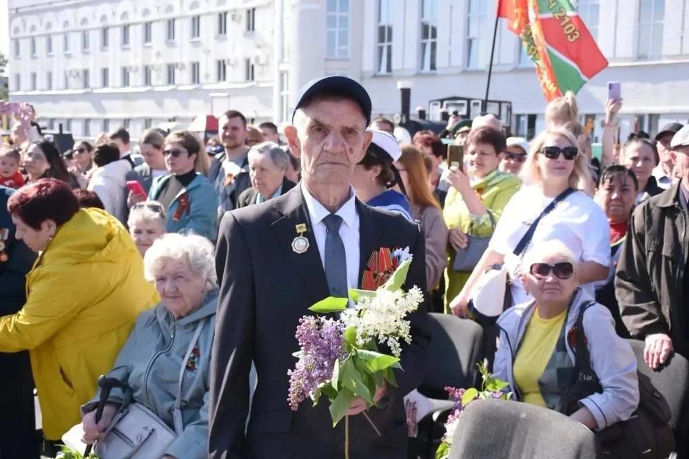 К перрону в Оренбурге прибыл Поезд Победы.  Праздничный концерт, выставка и почетные гости.  8 мая