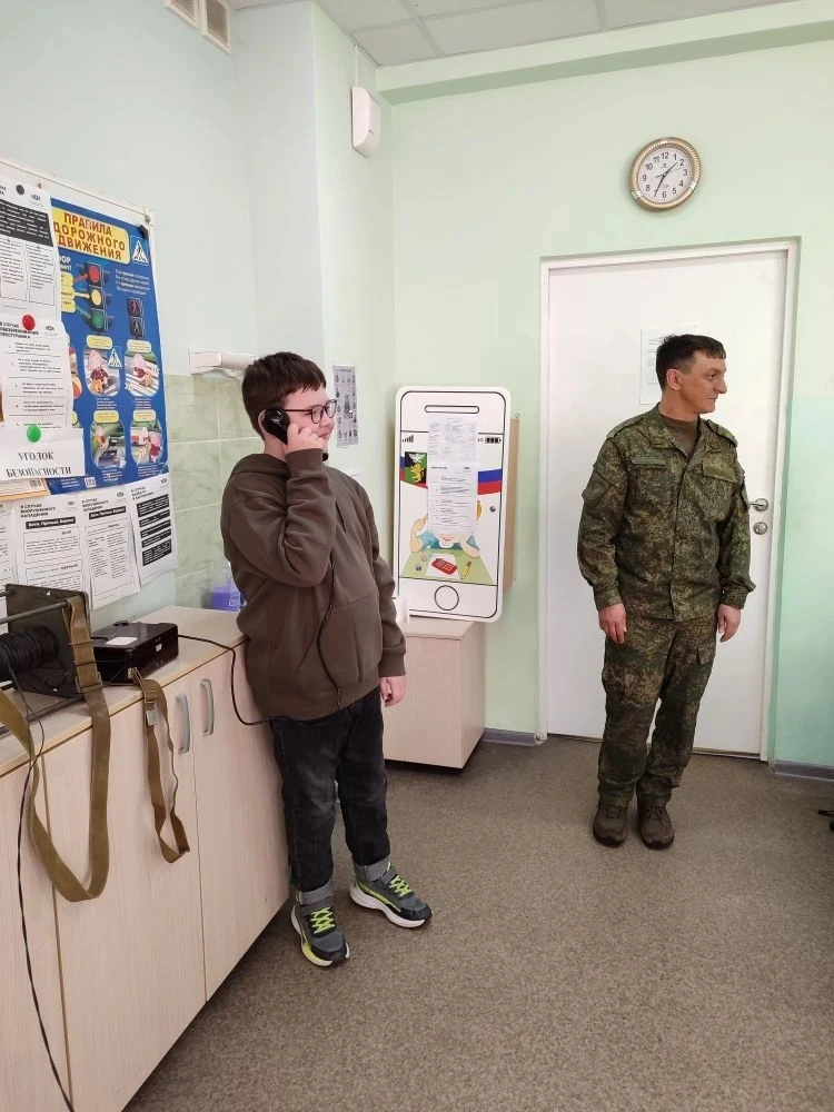 Сегодня 27 апреля 2026 в 3 " В" и 8 "Г"классах состоялась интересная встреча. В гости к ребятам приш