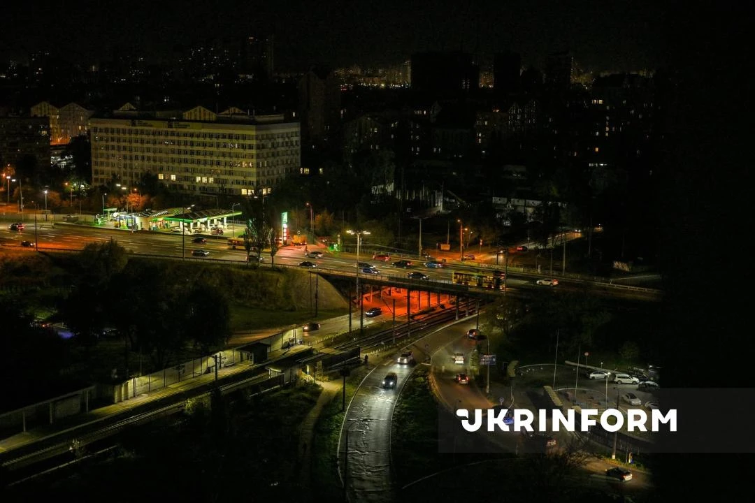 Во многих районах Киева начались отключения вне графиков, это дополнительно к 8-9 часам...