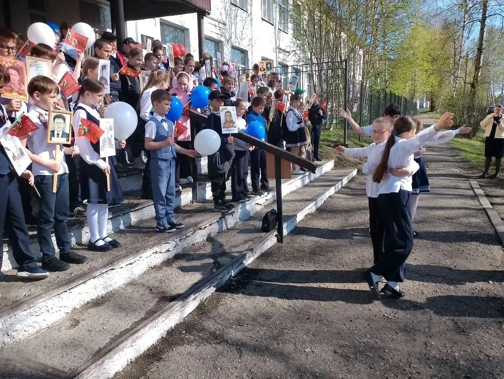 Традиционно сегодня прошла акция «Бессмертный полк» для учащихся 4-х классов, где ребята пронесли по
