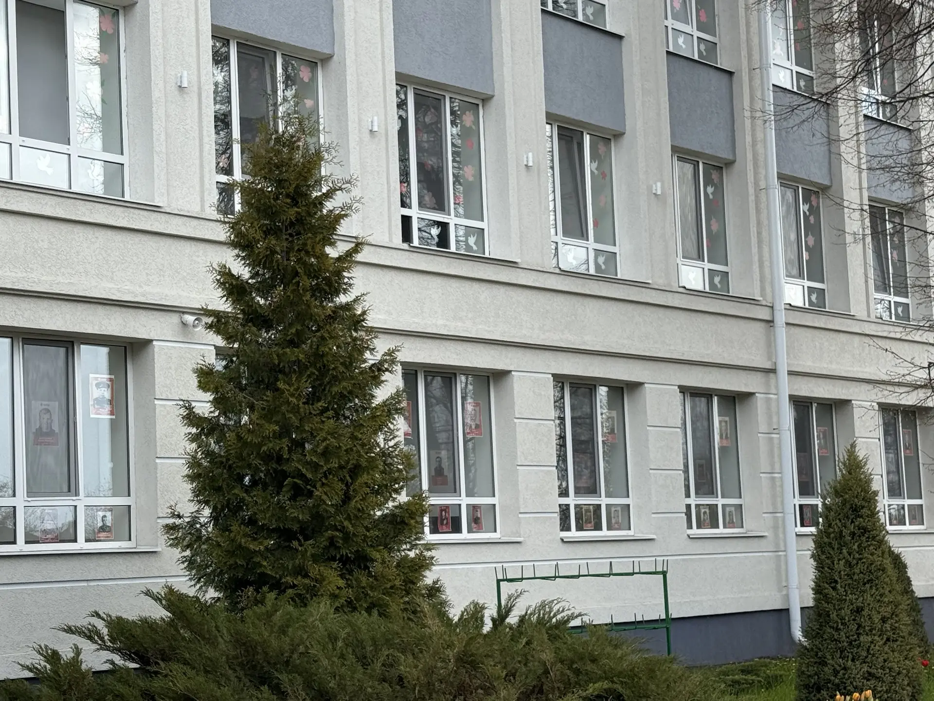🕊️ Окна Победы: память о героях оживает в нашей школе    Ученики гимназии вырезали фигуры, украсили 