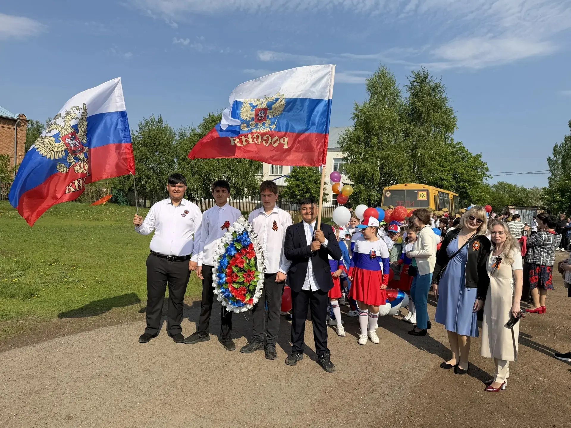 Обучающиеся нашей школы приняли участие в торжественном митинге, посвящённом празднован...