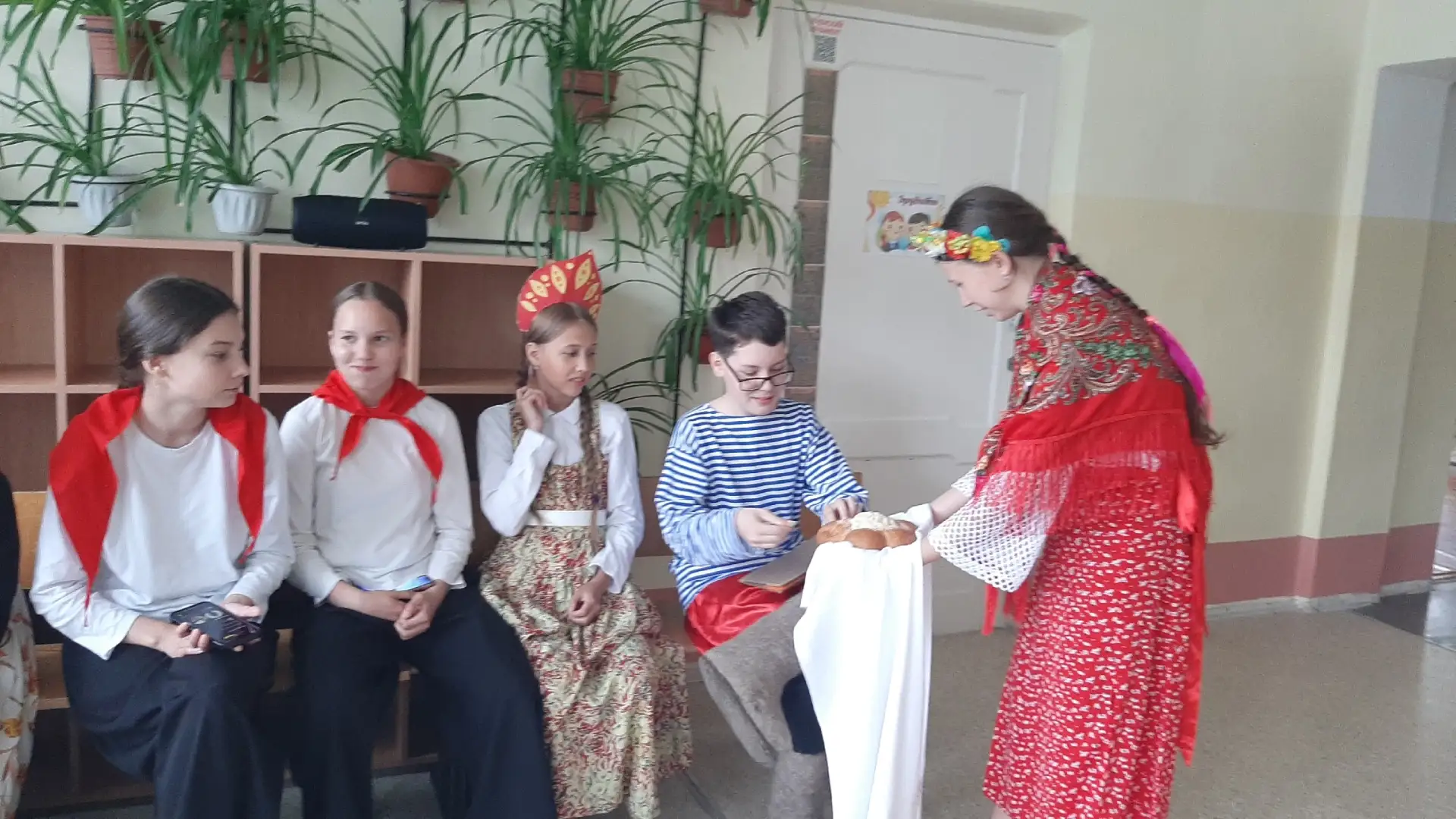 #вести_лагеря_Адонис #МыВДвижении
ОТМЕЧАЕМ ДЕНЬ РОССИИ
🇷🇺 11 июня наш лагерь превратился в одну бо
