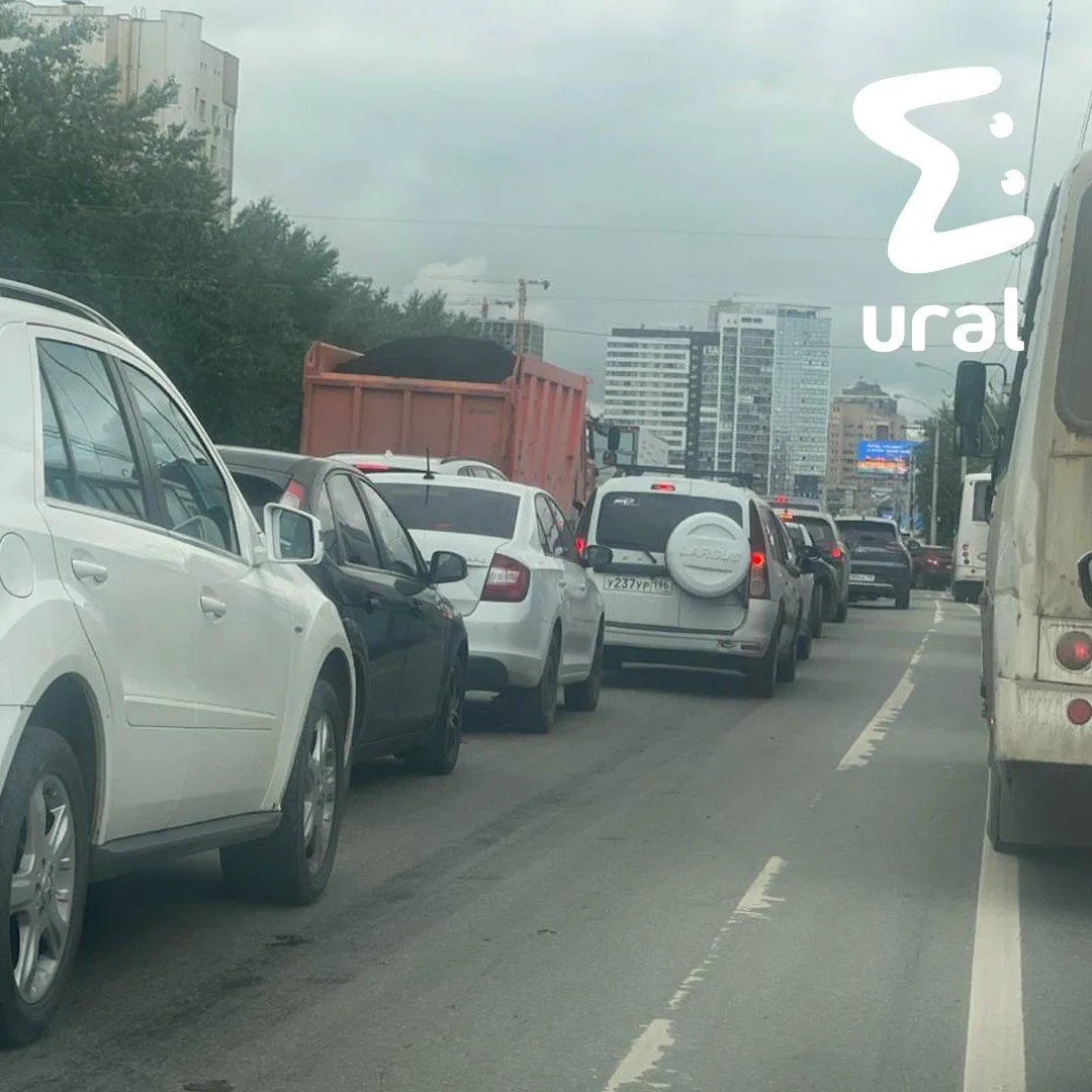 Екатеринбуржцы, если вам надо на Уктус, закладывайте на дорогу полтора часа — пробка туда тянется от
