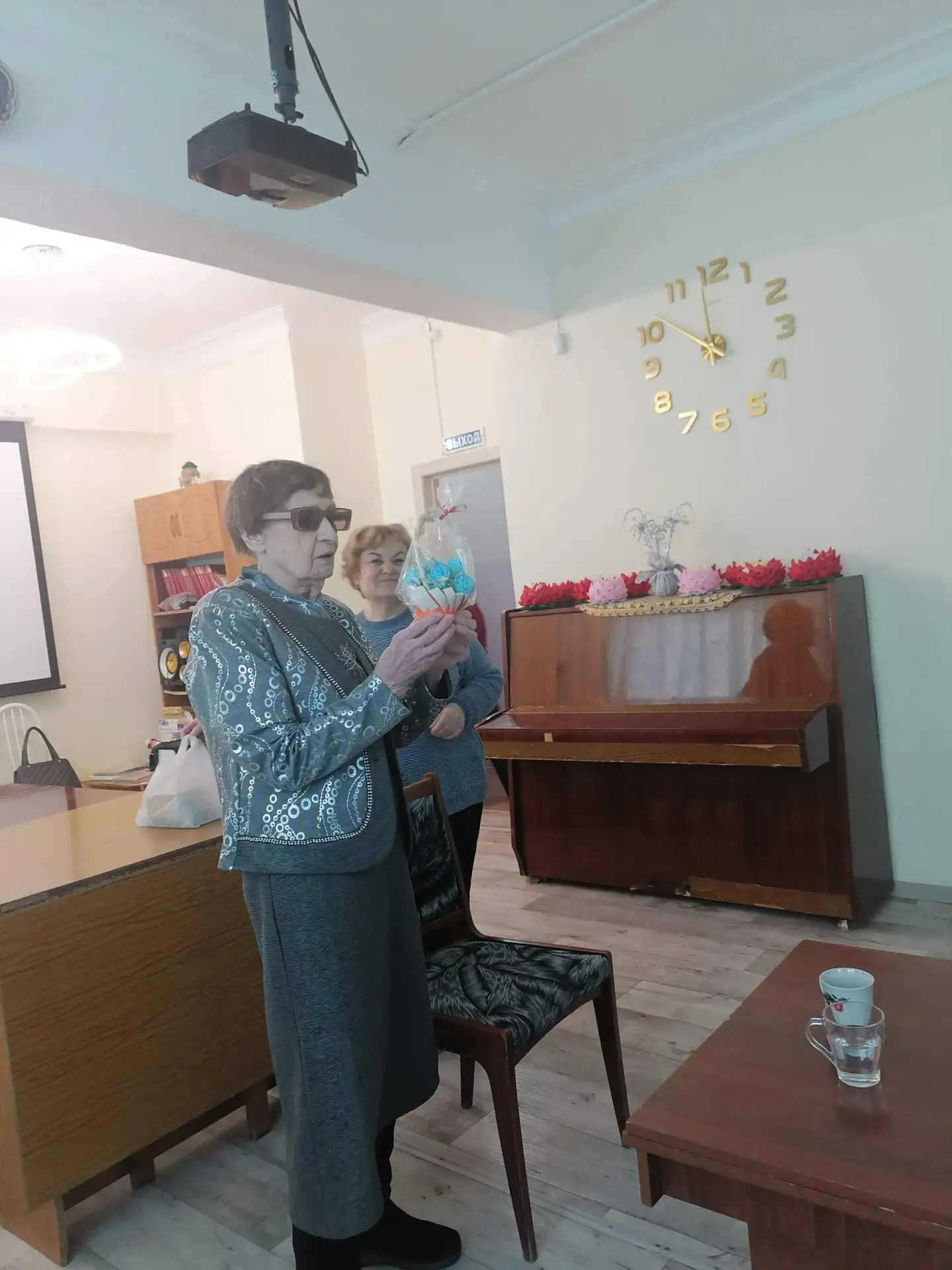 В отделении дневного пребывания «Рябинушка» прошел литературный час «Служу России».  Пе...