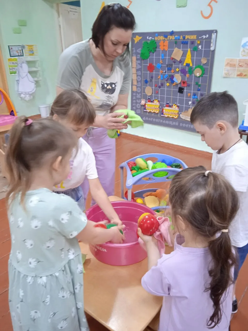 «День добрых дел» в нашем детском саду начался с генеральной уборки. Дошколята с радост...