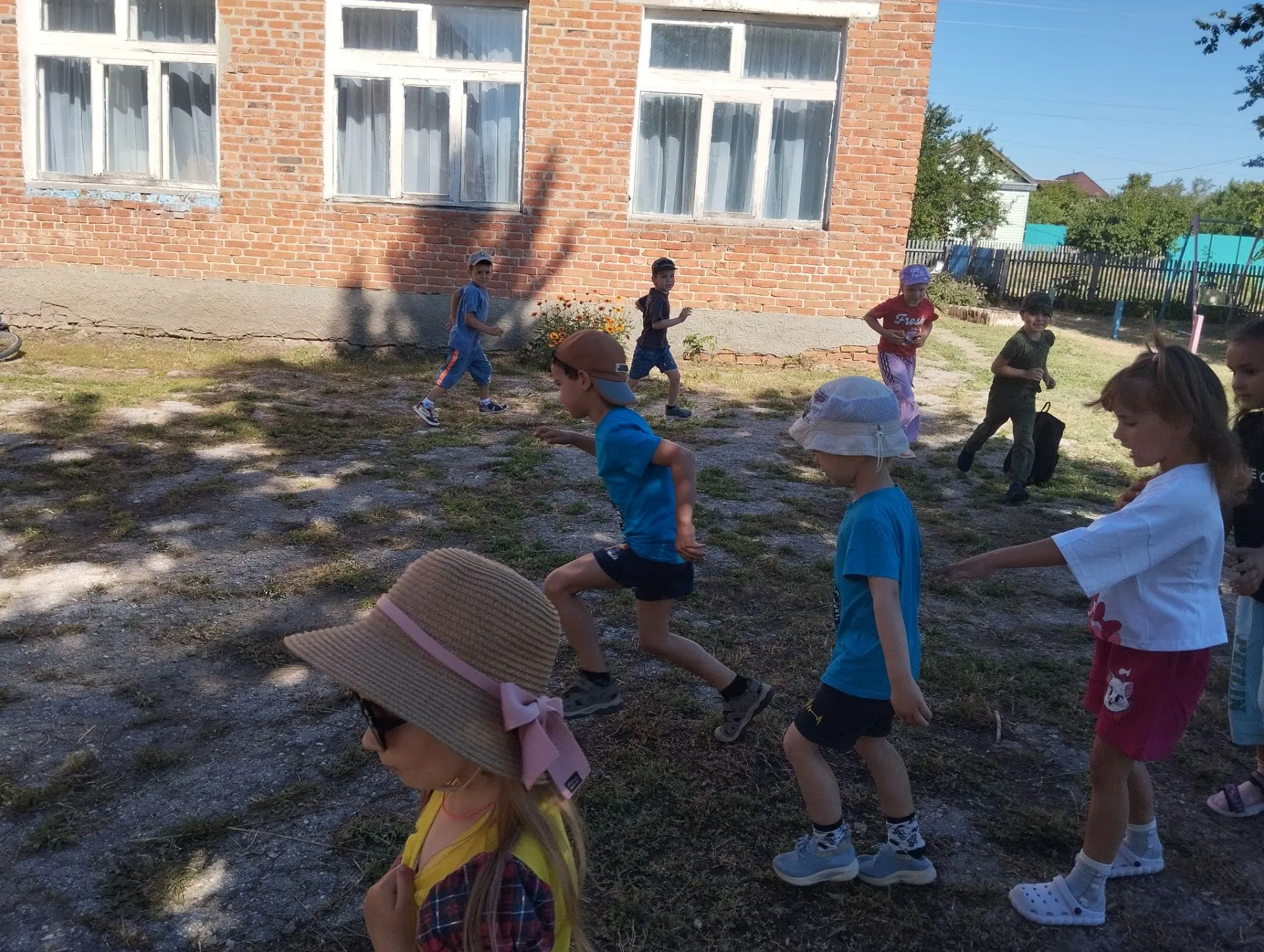 Мы зарядкой заниматься
Начинаем по утрам.
Пусть болезни нас бояться,
Пусть они не ходят к нам!