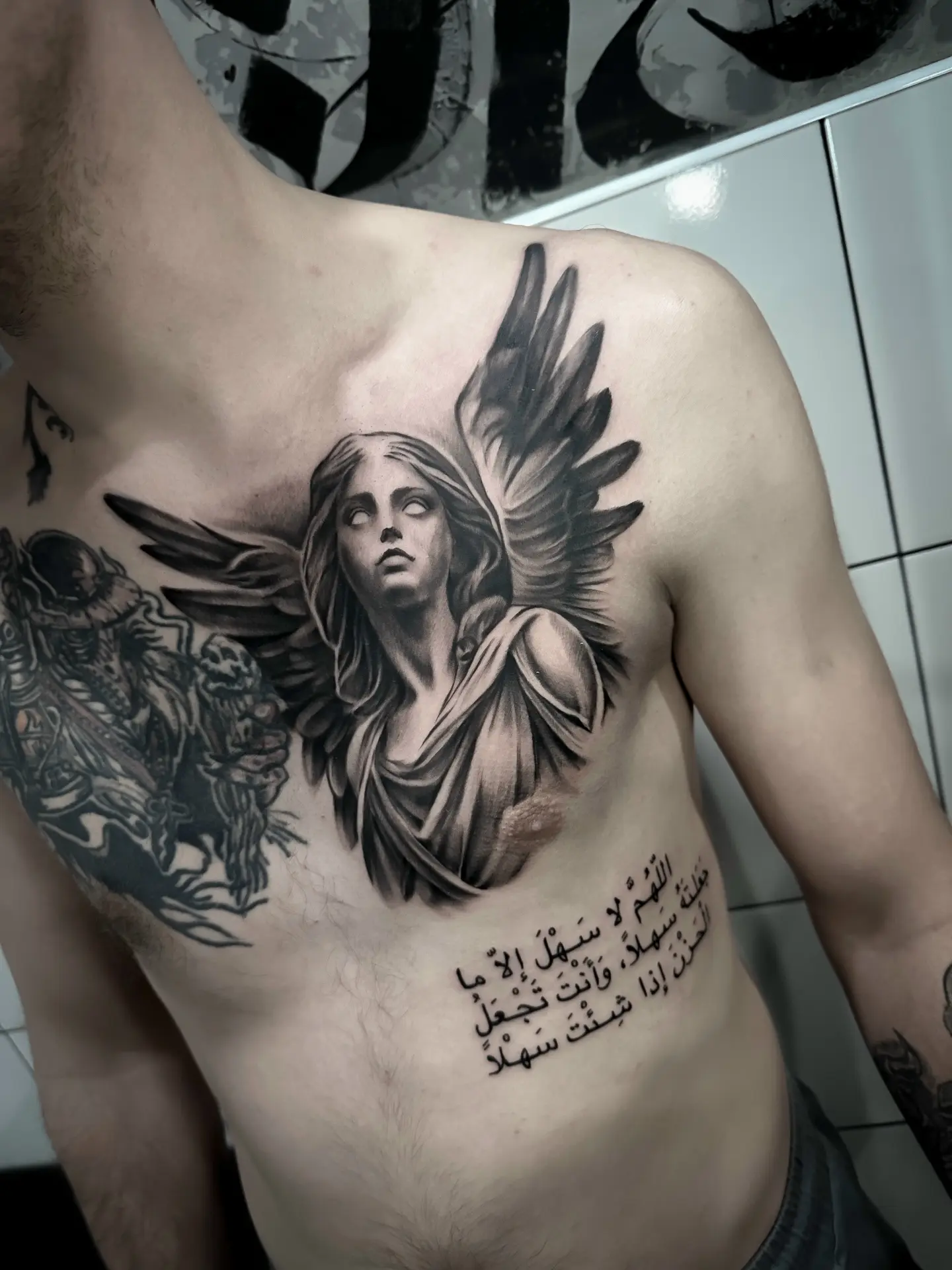 Работа мастера Николая в реализме на груди 🖤