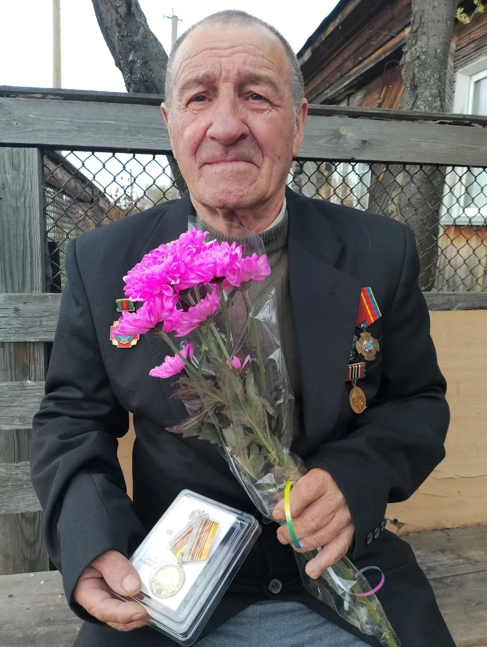 Они Землю спасли в том апреле .