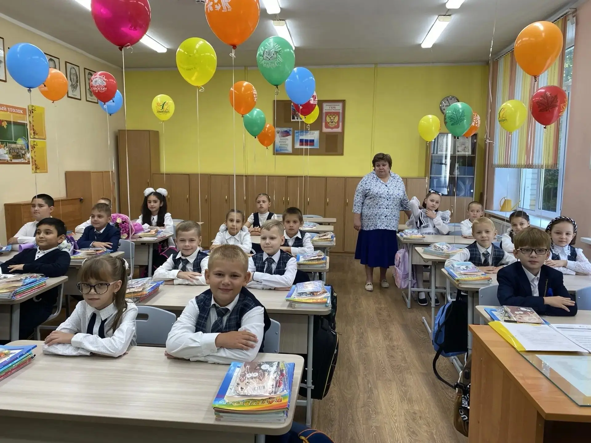 🎉 День знаний — 1 сентября! 🎉Сегодня 52 школа по-особенному встречала своих учеников!...
