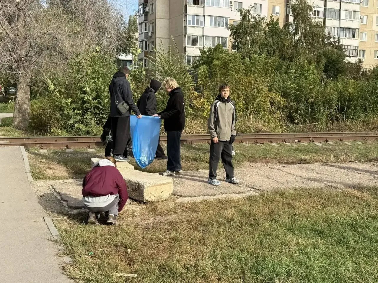 К субботнику присоединились студенческие коллективы. Ребята убрали растительный и летящ...