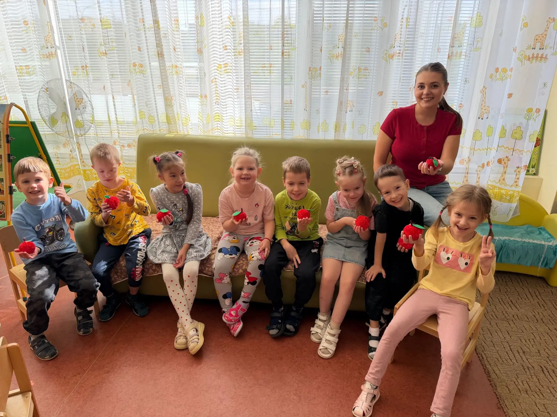 🧶 Вязали на машинках — и получилось яблочко! 🍎
