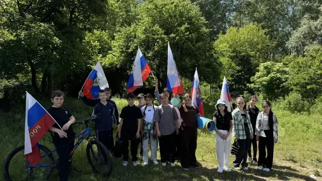🎉 В нашей школе прошёл велопробег, посвящённый Дню российского флага! 🇷🇺🚴‍♂️
