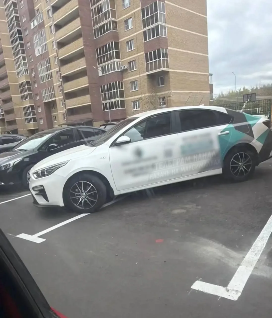 🚘 На улице Тыныч продолжается конфликт из-за парковочных мест