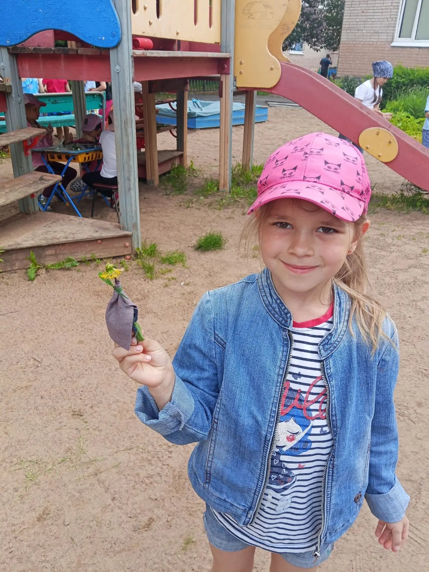 На прогулке в нашем детском саду было шумно и весело, а всё потому, что ребята мастерили кукол из тр