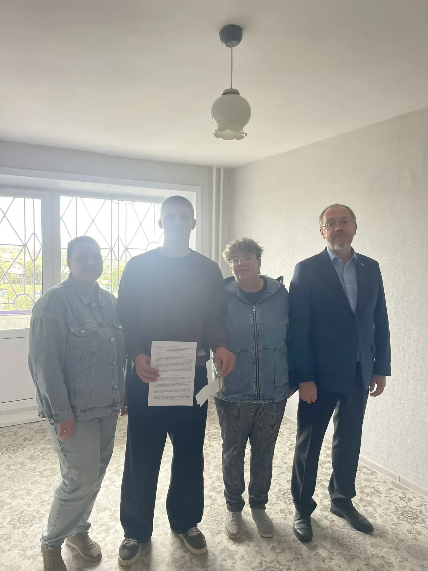 🏠Дмитрий Сивков  поздравил с новосельем детей-сирот, получивших жилье по договору спец...