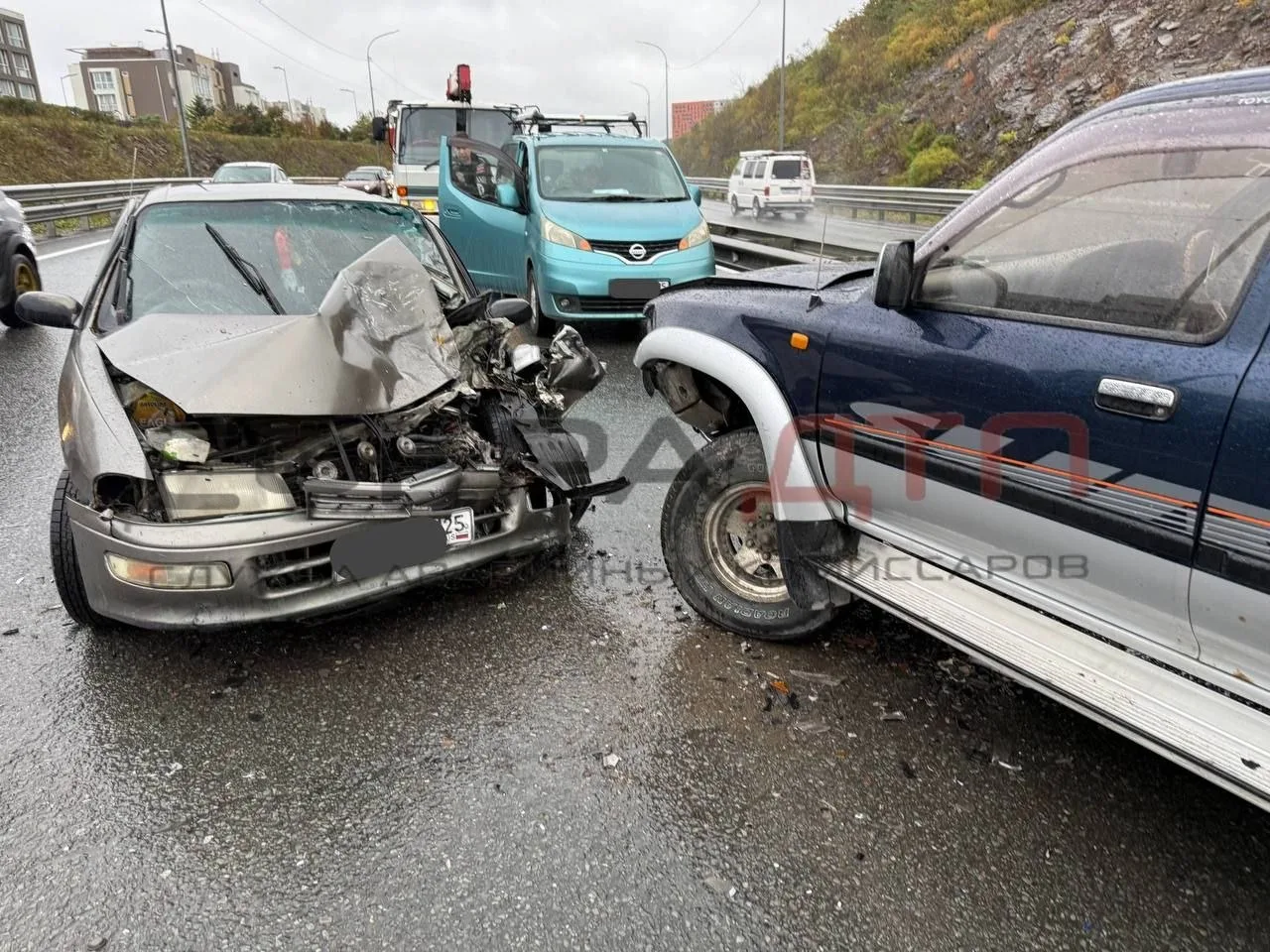 На объездной дороге во Владивостоке Toyota Hilux Surf выехал на встречку и столкнулся с...