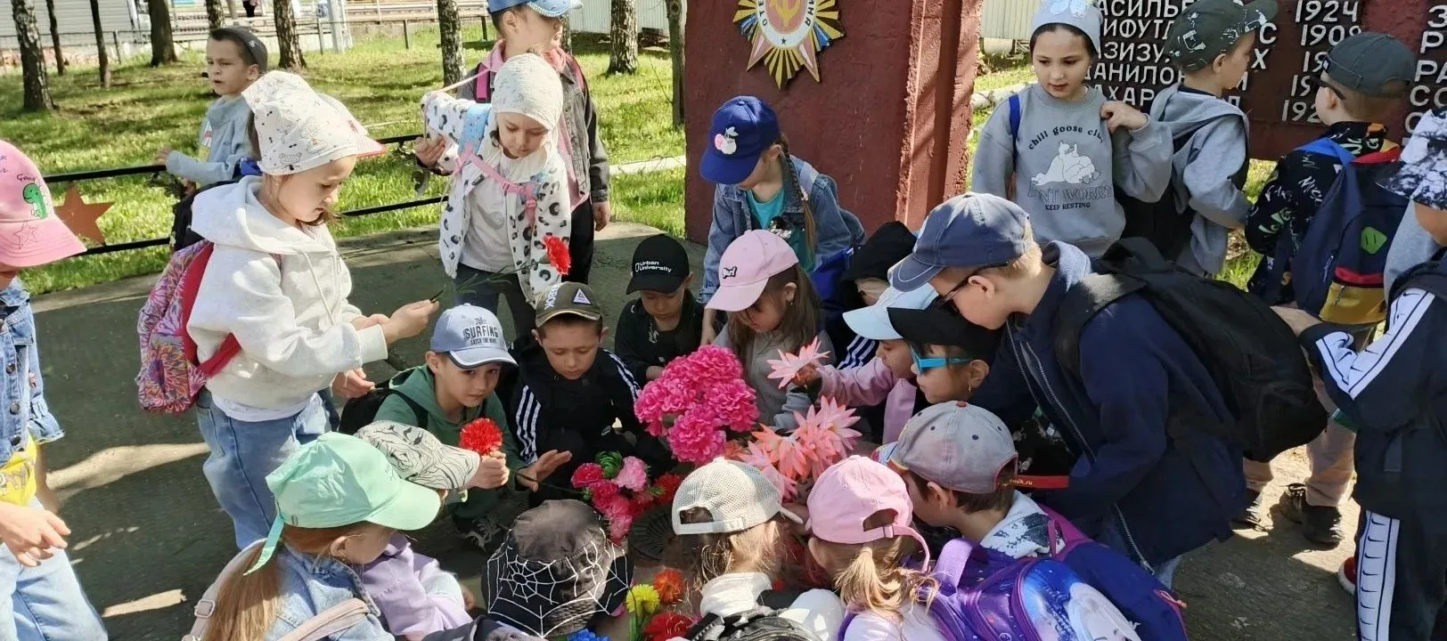 Сегодня дети подготовительной группы возложили цветы к Стелле павшим воинам Великой Оте...