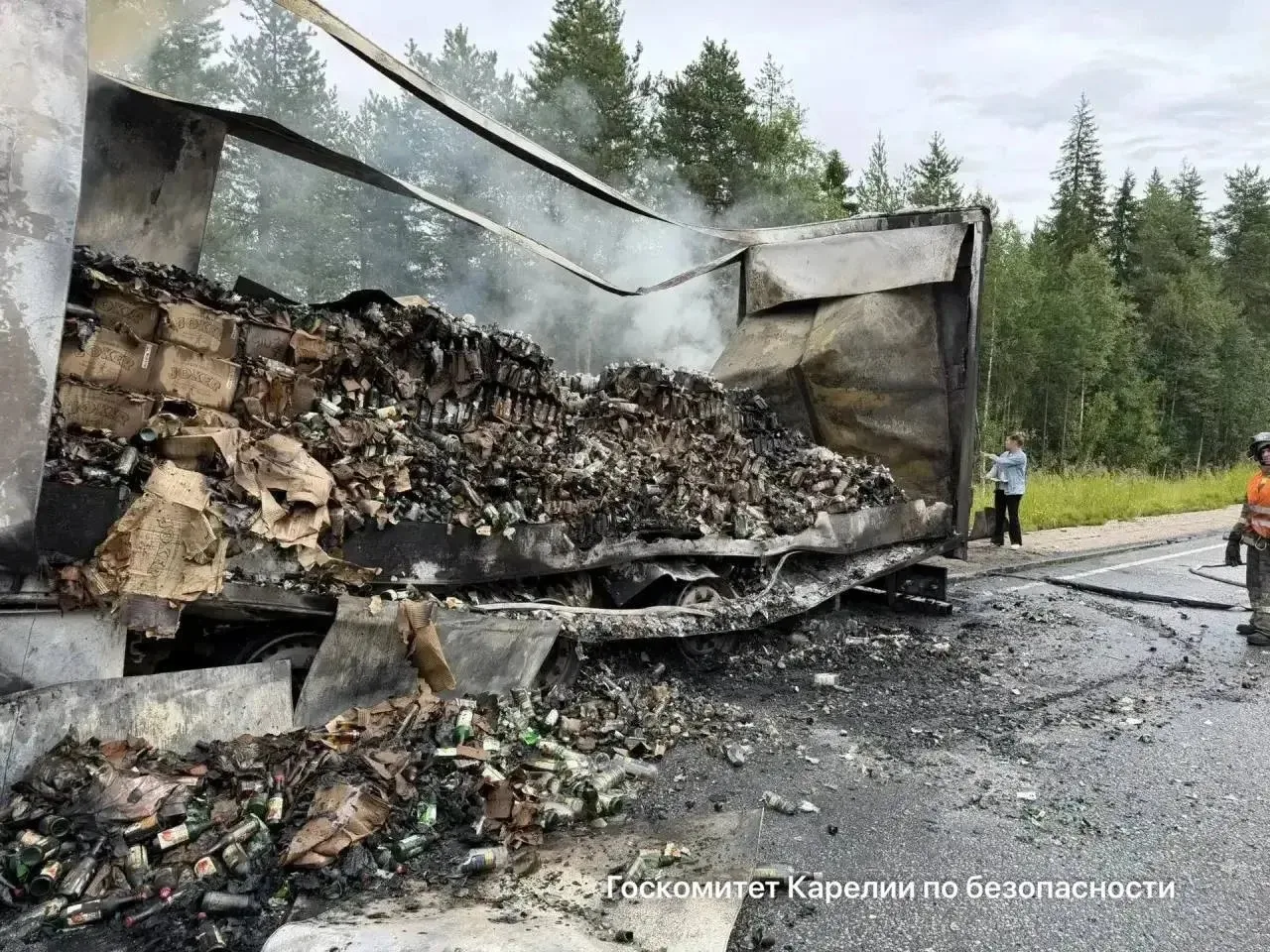 🔥 Фура загорелась в Лоухском районе

Пожар случился 25 июля на 944 километре автотрассы «Кола». Пос