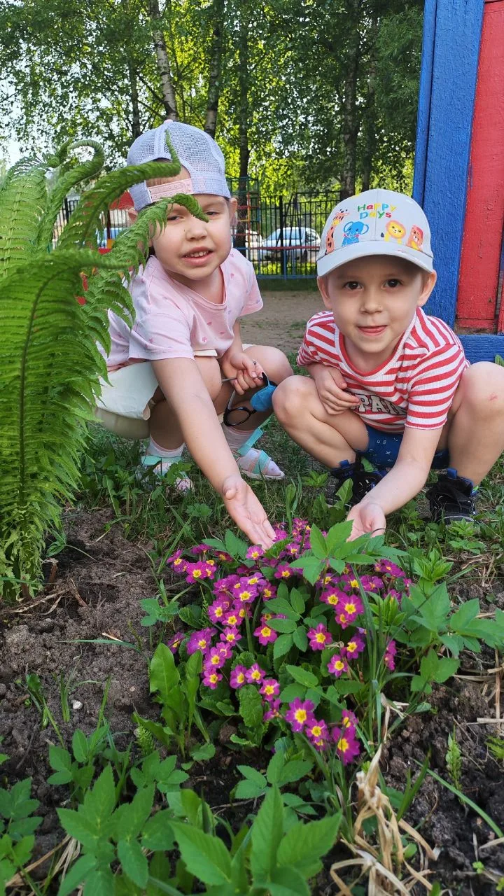 Ребята из группы №9 "Буратино" отправились на увлекательную прогулку. 🌿 На свежем воздухе они не то