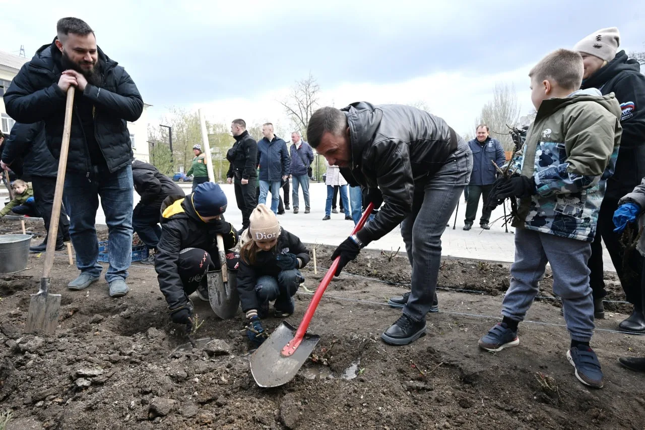 В столичном парке Энергетиков с местными жителями, депутатами и активистами Единой Росс...