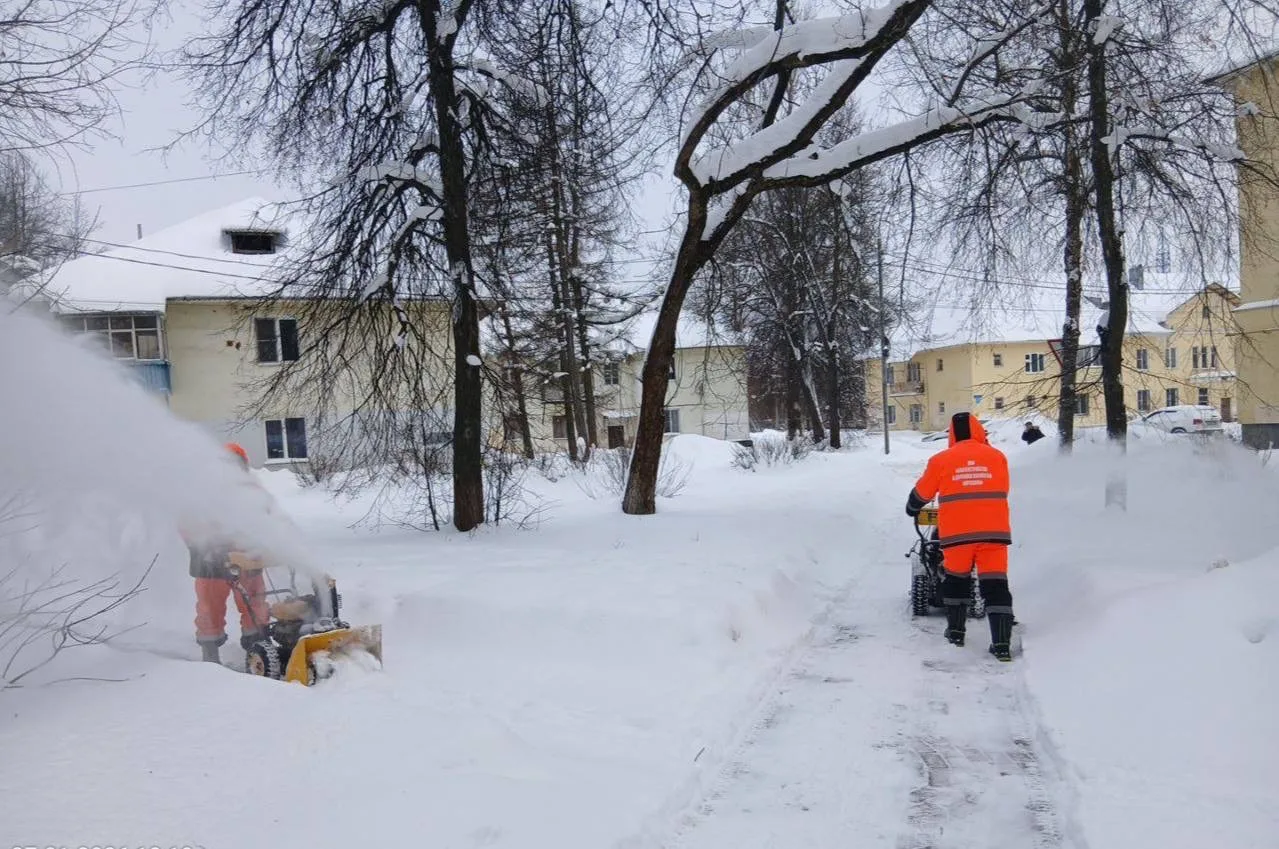 Январские снегопады вновь бьют рекорды. С раннего утра коммунальные службы приводят в порядок дороги