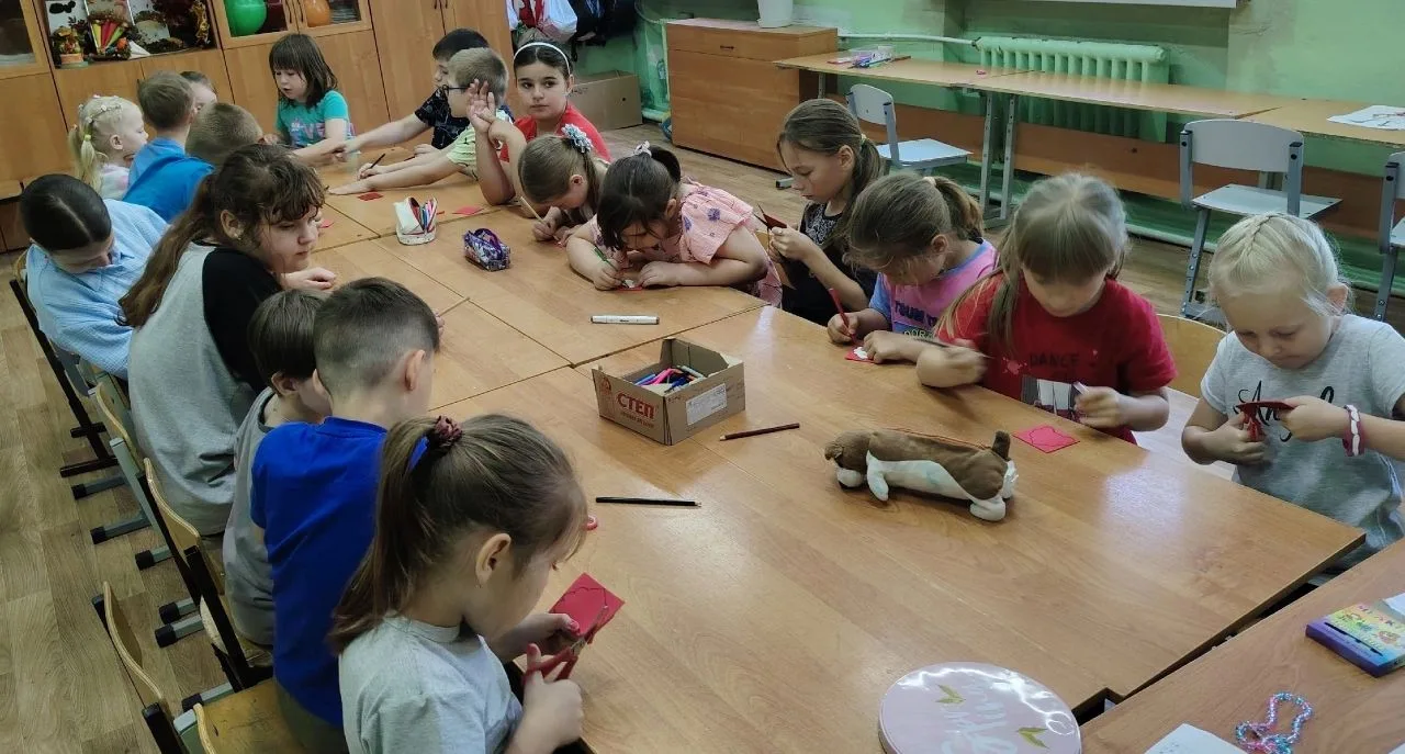 Мастер-класс «Символ единства» ко Дню России для ребят летнего лагеря МКОУ «СОШ №1 ЦО Г. Суворова».
