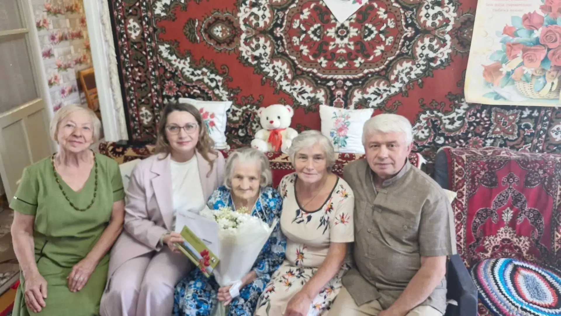 📌В Елабуге поздравили труженицу тыла с 99-летием