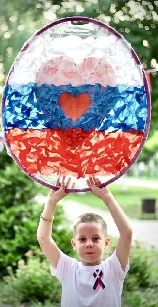 С праздником! Пусть наш флаг всегда реет высоко, а Россия продолжает двигаться вперёд!
