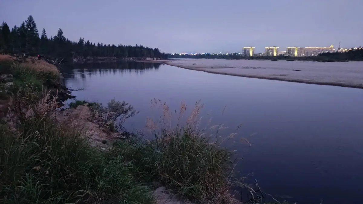 В Новом Уренгое осень не кричит красками — поначалу она шепчет оттенками глубокого серо...