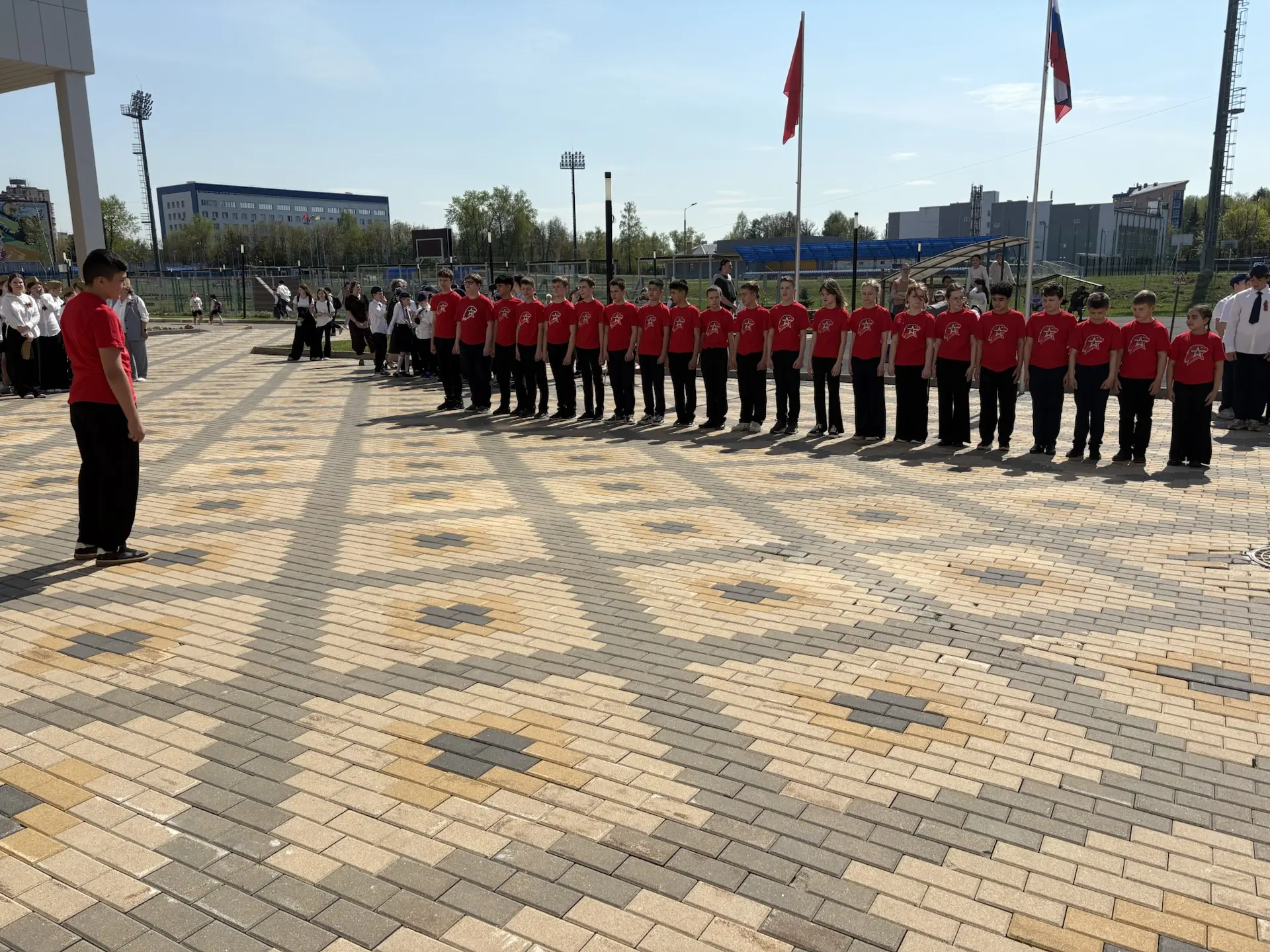 🪖 **В школе состоялся конкурс «Смотр строя и песни» среди 5–7 классов!** 🪖 Команды показали себя на 