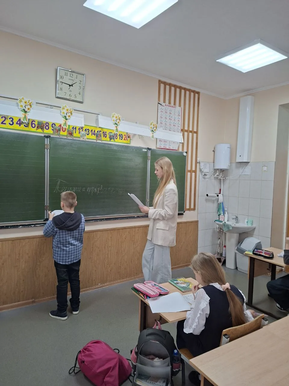 В преддверии Международного женского дня старшеклассники сделали для учителей начальной школы необыч