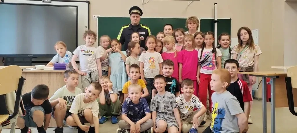 🚦 Стоп! Дорога ошибок не прощает. Инспектор ПДД в лагере «Искра»

В нашем лагере мы продолжаем учит