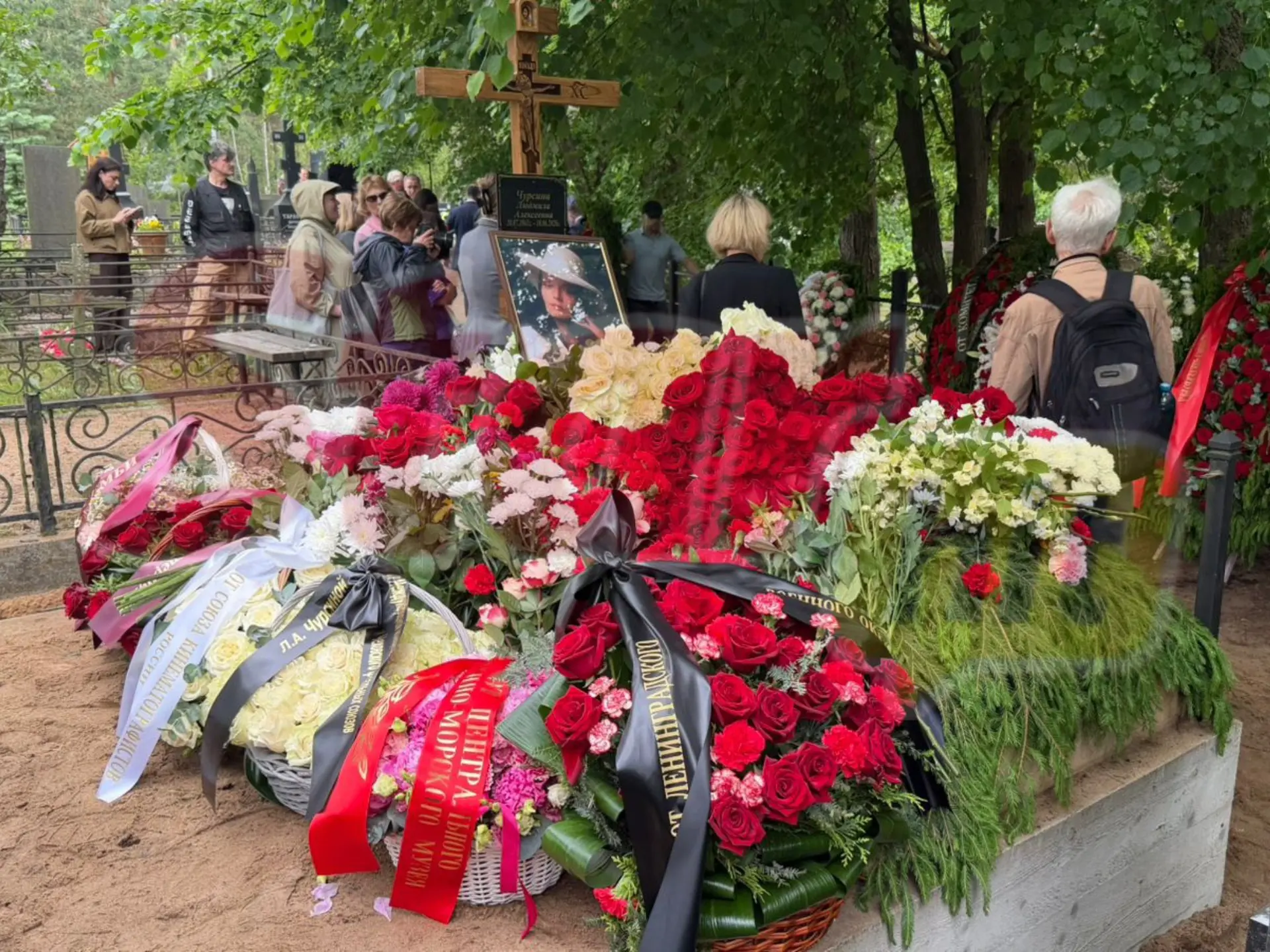 Людмилу Чурсину похоронили на Сестрорецком кладбище под Санкт-Петербурглм. Место своего последнего п