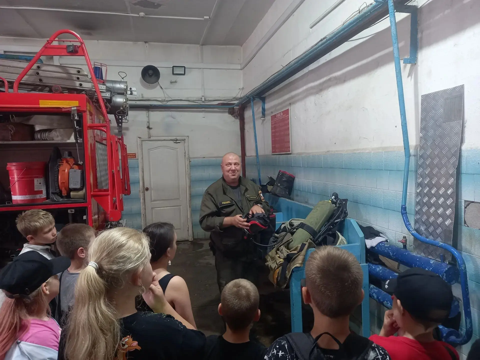 🚒 Безопасное лето: «Веселые ребята» в гостях у пожарных!

Сегодня воспитанники нашего пришкольного 