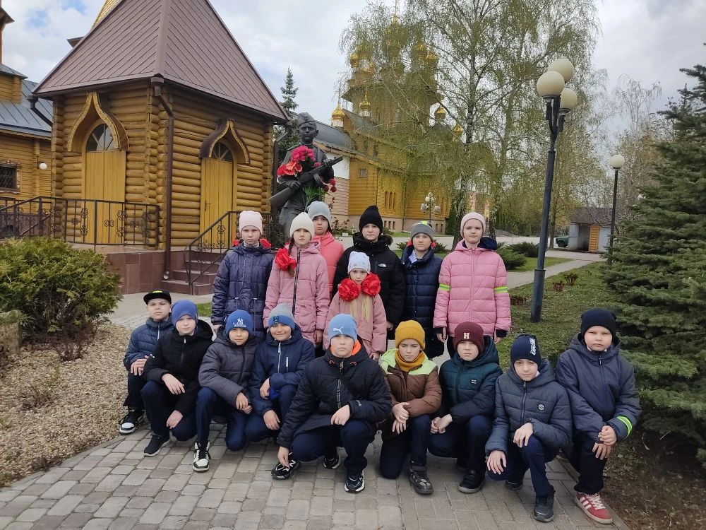 В этот особенный день наши ученики отдали дань памяти героям – возложили цветы к памятникам.  В глаз
