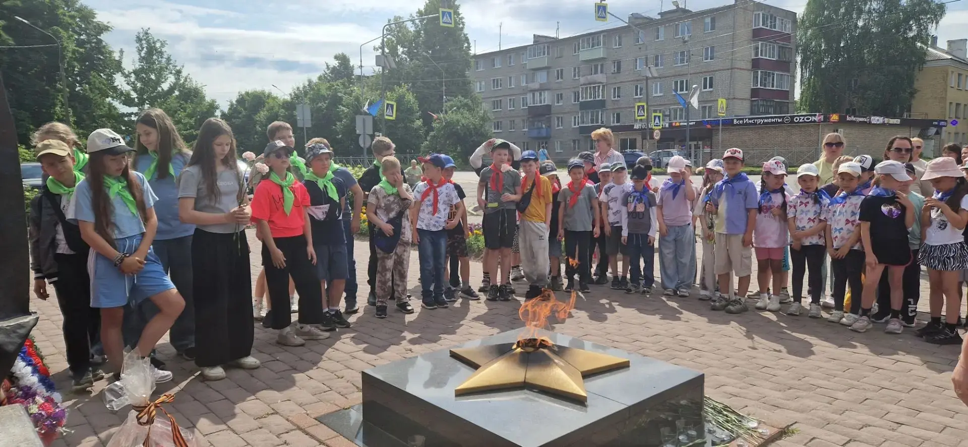 Новая неделя в школьном лагере началась ярко и насыщенно. Ребята приняли участие в торж...