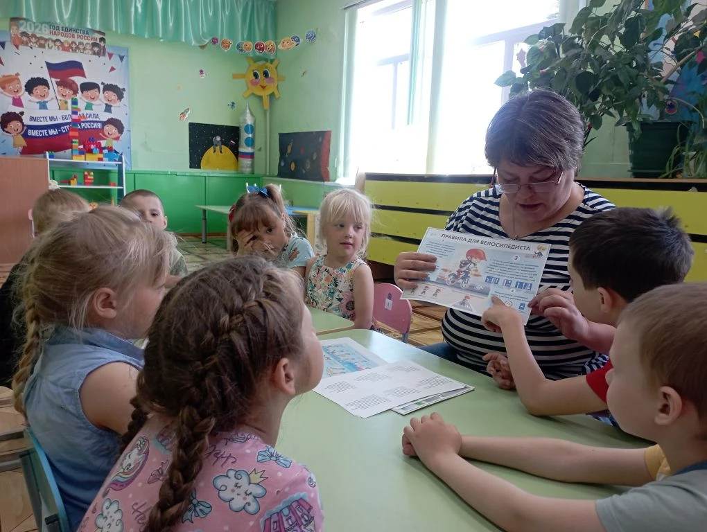 Впереди долгожданное лето🌞, и дети с радостью будут кататься на велосипедах🚴 и самокатах🛴
В рамка