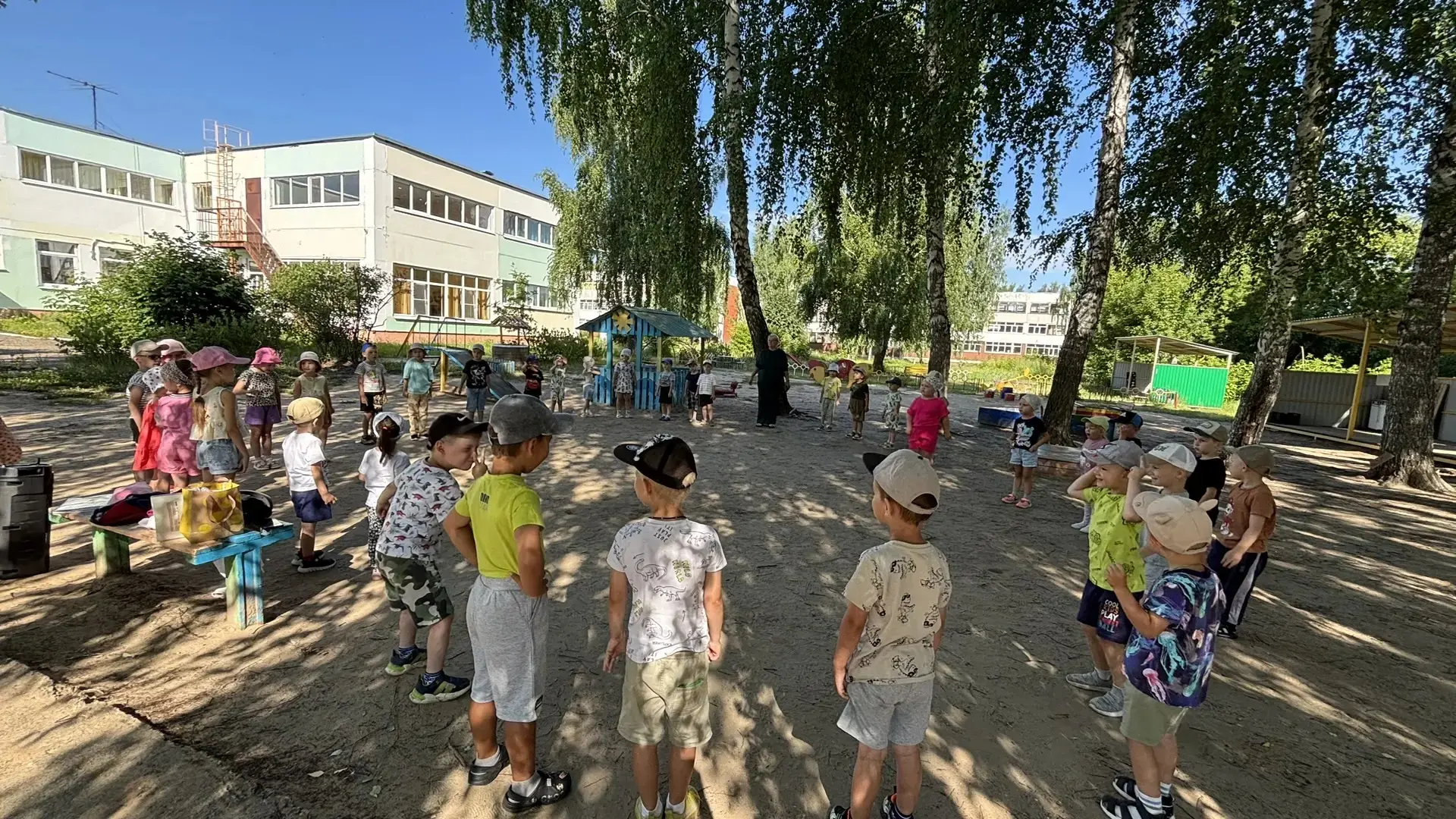 Каждое утро ☀️ в нашем "Теремке" начинается с бодрой зарядки на свежем воздухе! Наши малыши с радост