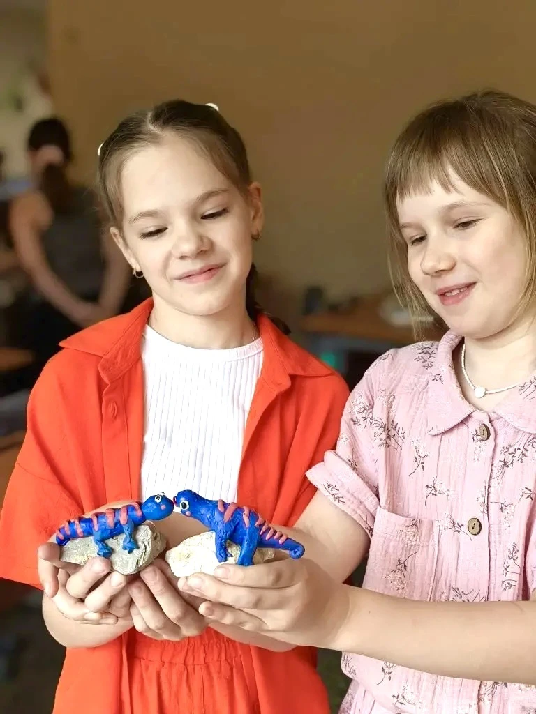 🥳 В нашей школе успешно завершилась первая смена летнего лагеря «Арт-лето». Программа была подготов